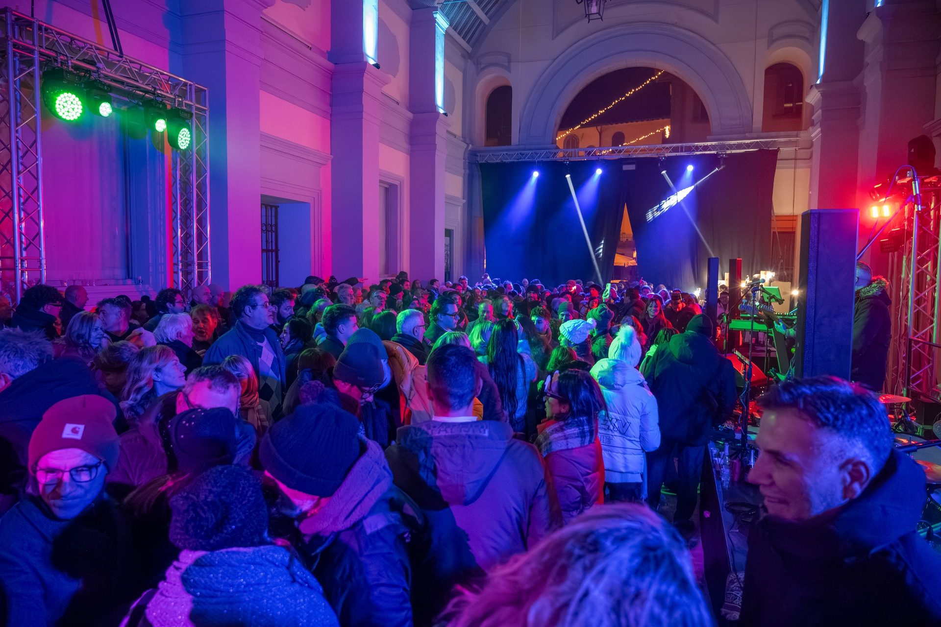 Ellemono in concerto in spazio coperto per evento live